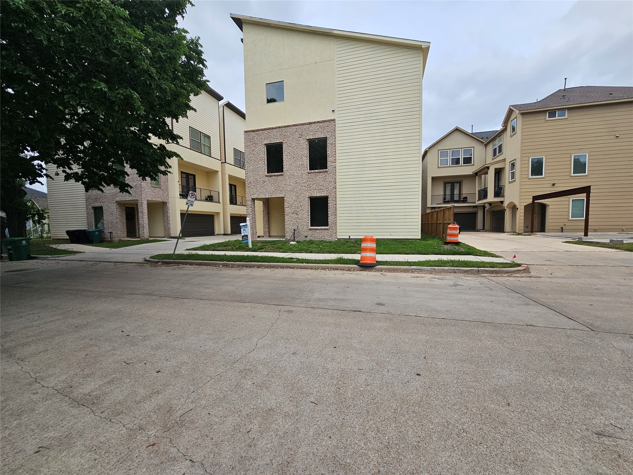 3330 Kilgore Street Houston, TX 77021 - Photo 2 of 8 a front view of residential houses with street