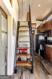 a view of an entryway with washer and dryer