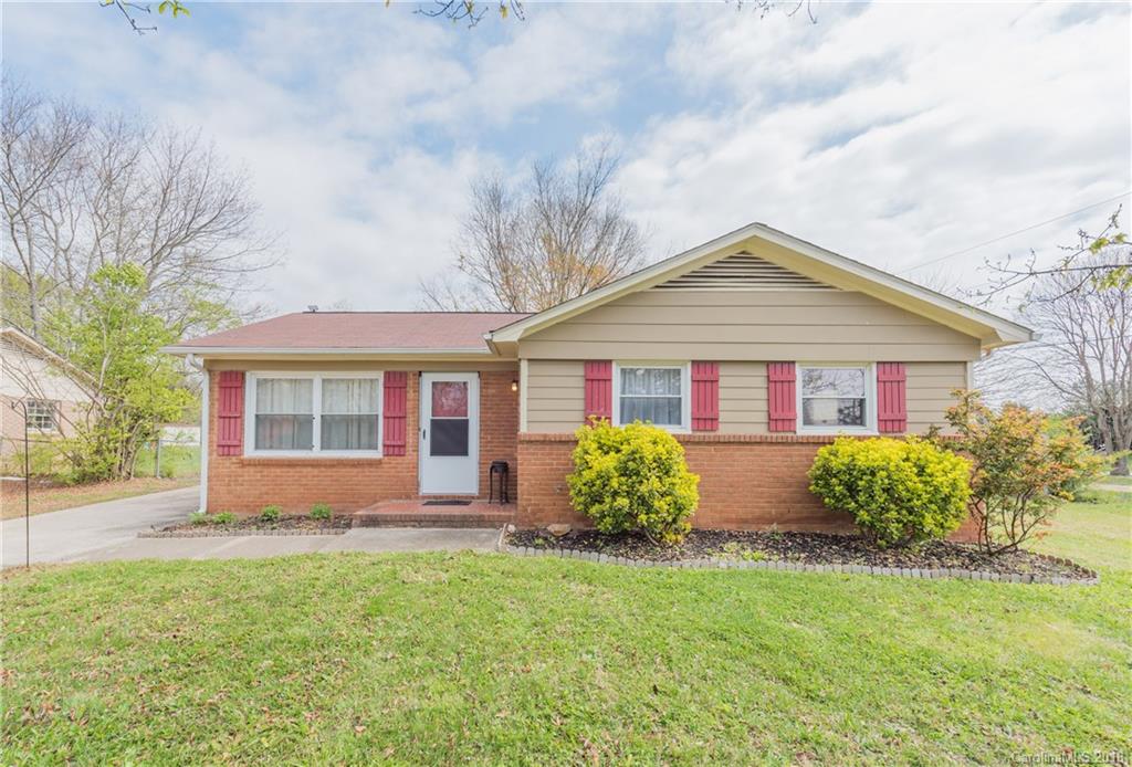 8002 Wynnview Road Indian Trail, NC 28079 - Photo 2 of 24 a front view of a house with garden