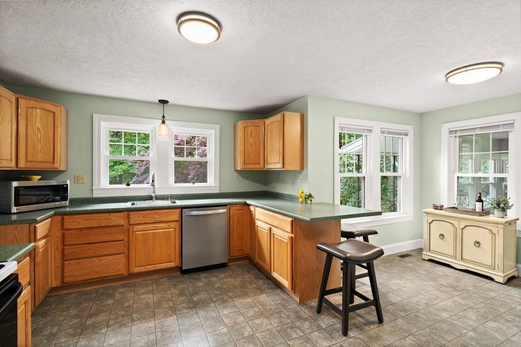 72 Laurelwood Road Sterling, MA 01564 - Photo 3 of 27 Gallery Image 3