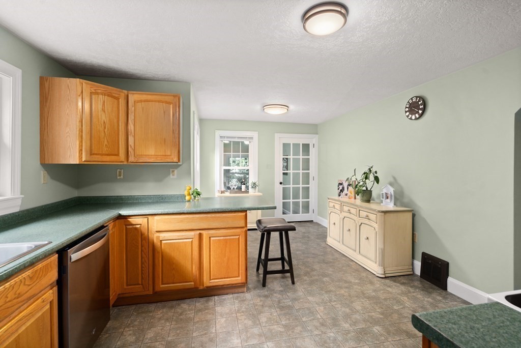 72 Laurelwood Road Sterling, MA 01564 - Photo 4 of 27 Gallery Image 4