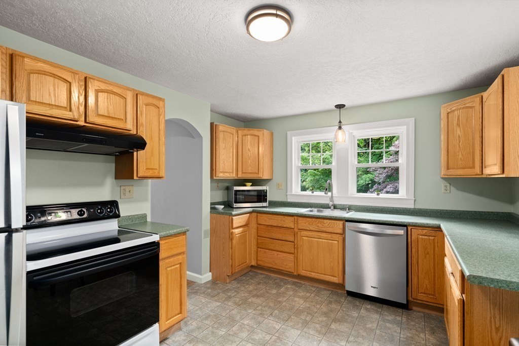 72 Laurelwood Road Sterling, MA 01564 - Photo 6 of 27 Gallery Image 6