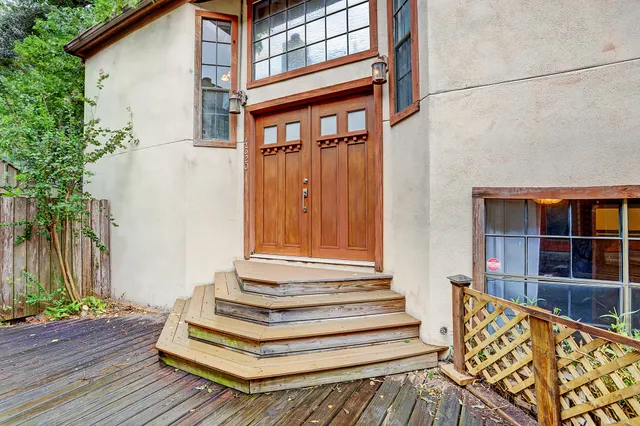 a view of entryway with a front door