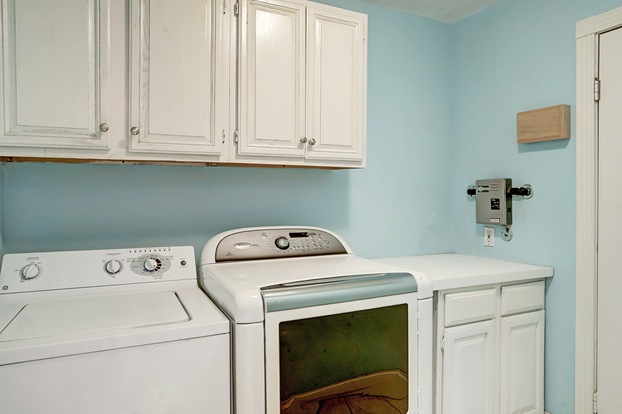 4320 Hazard Street Houston, TX 77098 - Photo 22 of 24 a utility room with dryer and washer