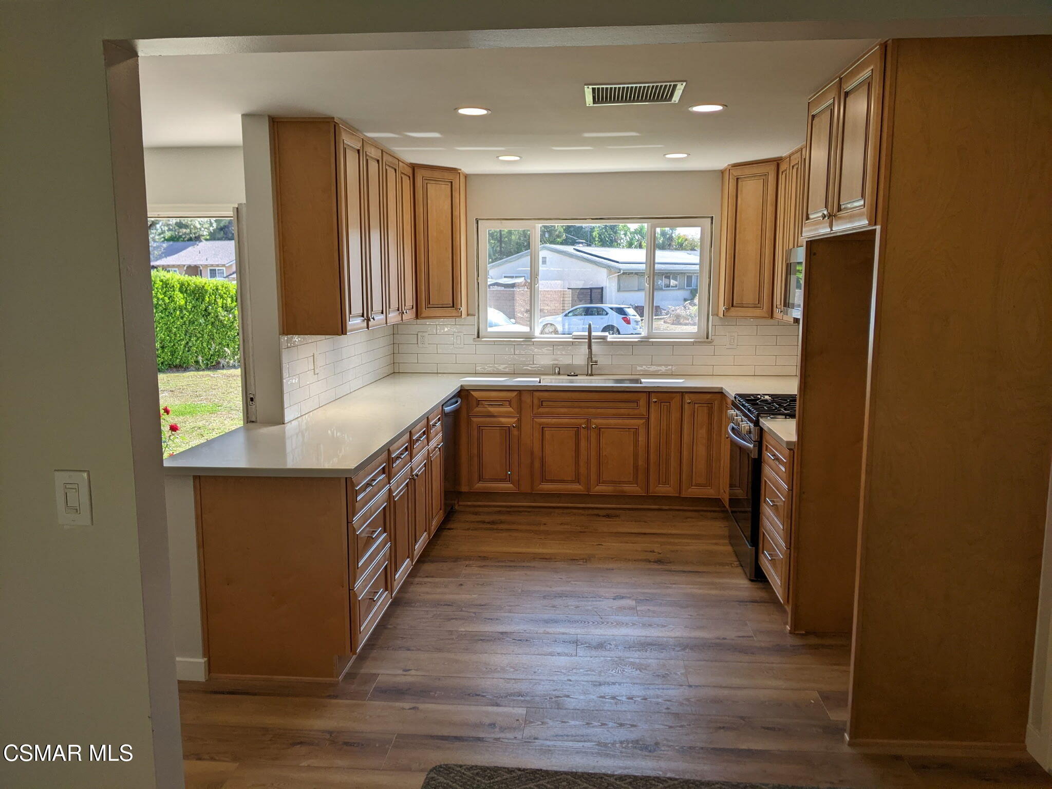 18677 Horace Street Porter Ranch, CA 91326 - Photo 3 of 8 6923026920245279938