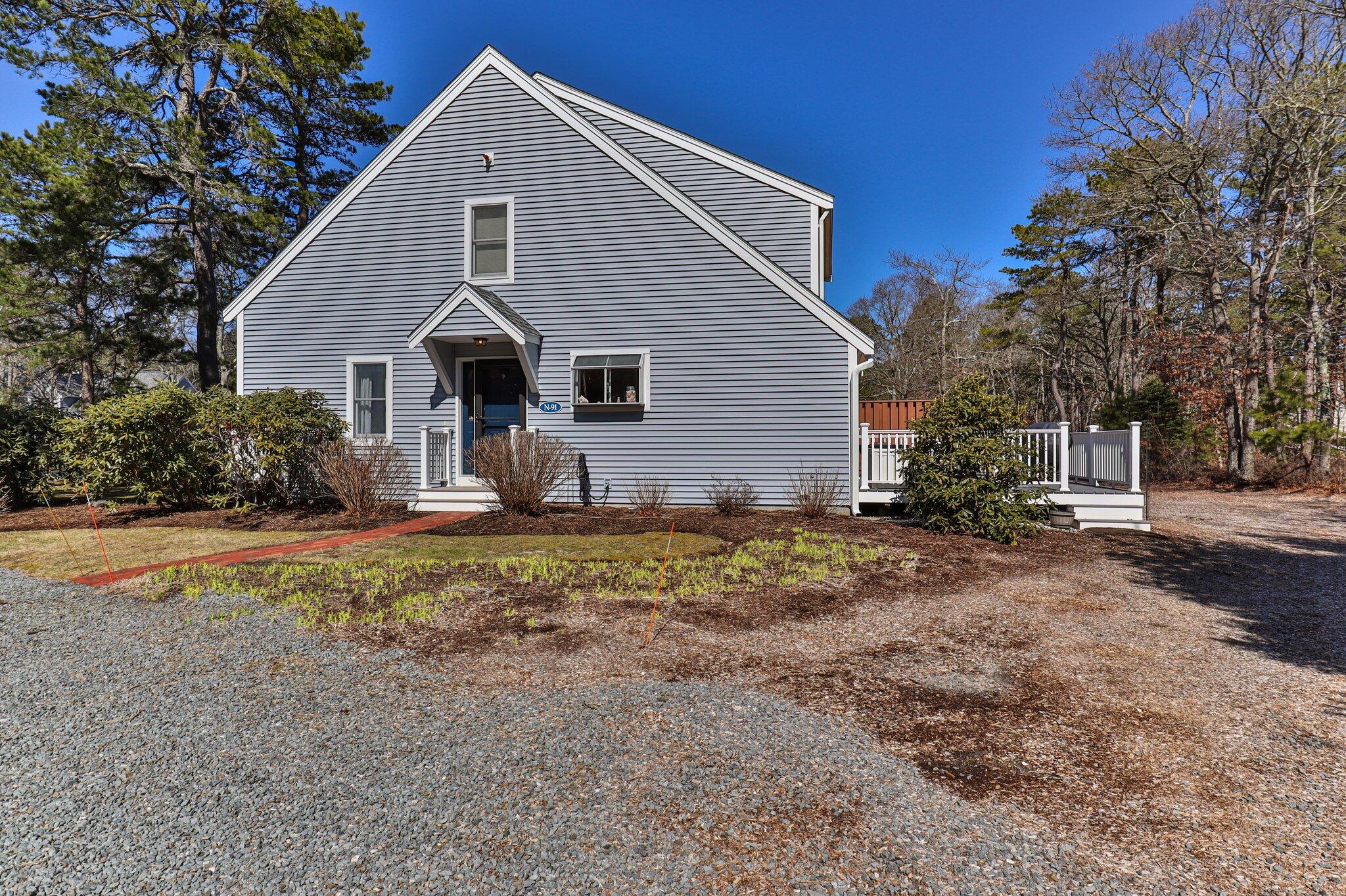 a view of a house with backyard and trees