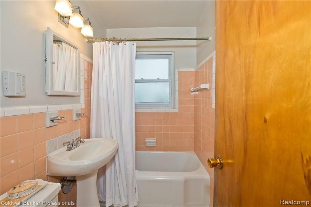1059 Harvard Road Berkley, MI 48072 - Photo 9 of 20