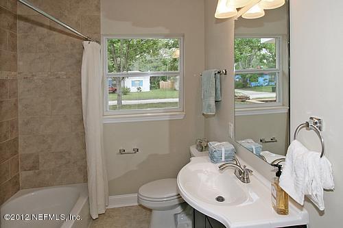 5624 Temple Road Jacksonville, FL 32207 - Photo 7 of 15 Hall bath