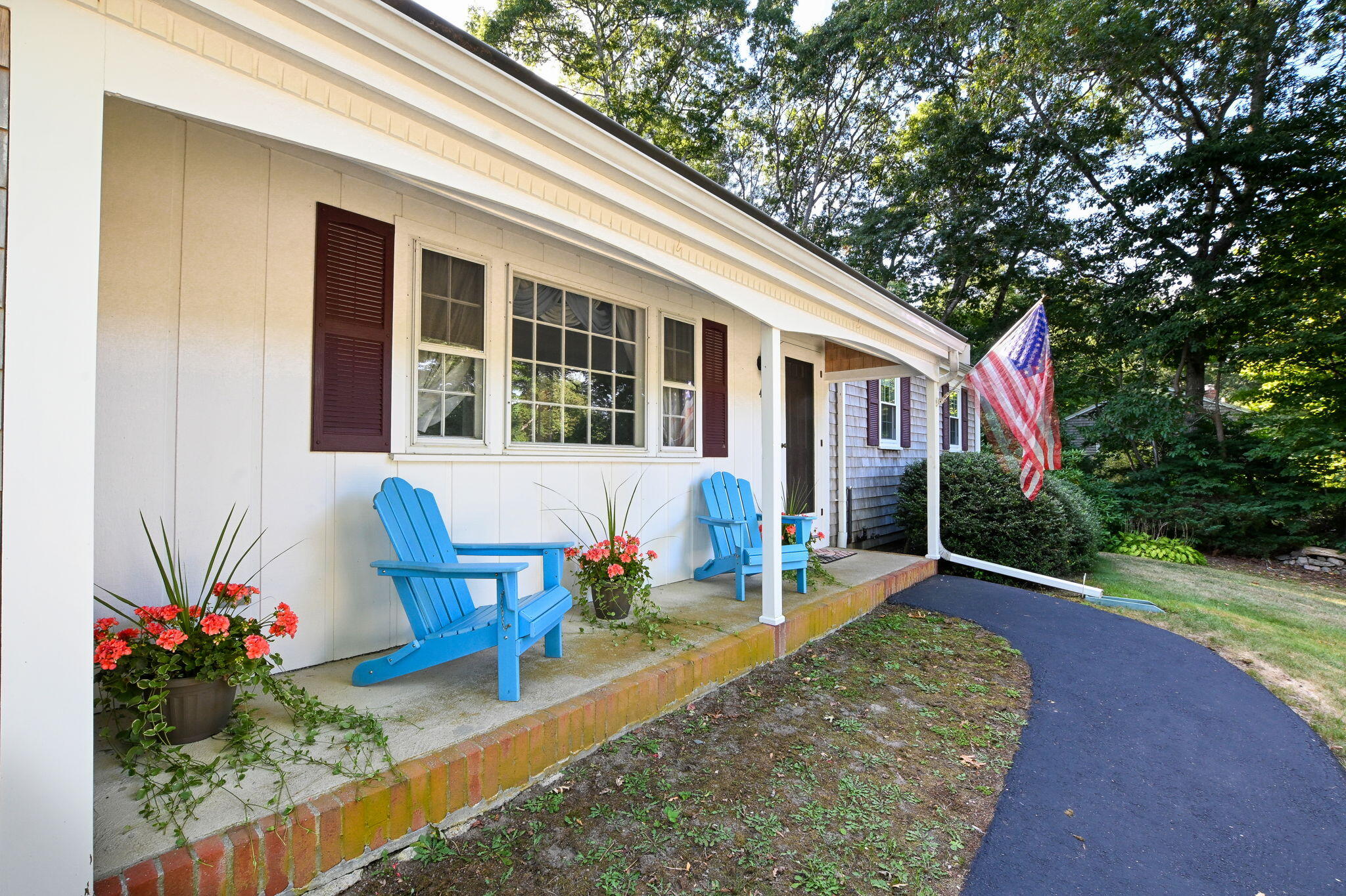 Front - 4 Royal Circle