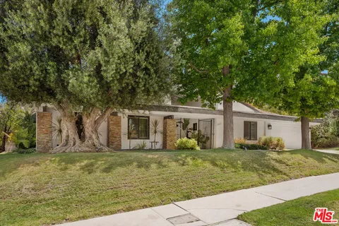 $2,375,000 | 18360 Lake Encino Drive, Encino, CA 91316