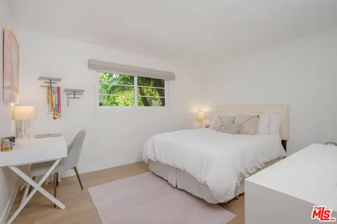 $2,375,000 | 18360 Lake Encino Drive, Encino, CA 91316