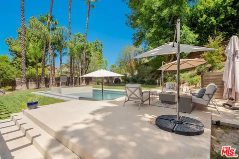 $2,375,000 | 18360 Lake Encino Drive, Encino, CA 91316