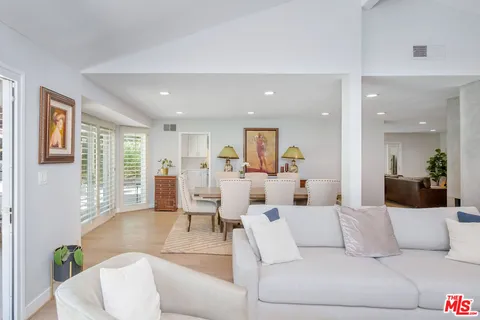 $2,375,000 | 18360 Lake Encino Drive, Encino, CA 91316