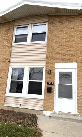 $2,325 | 1322 Fargo Street, Des Plaines, IL 60018