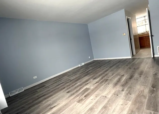 $2,325 | 1322 Fargo Street, Des Plaines, IL 60018