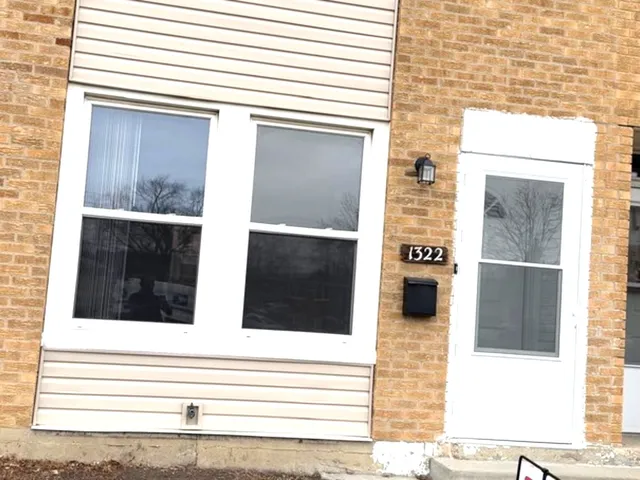 $2,325 | 1322 Fargo Street, Des Plaines, IL 60018