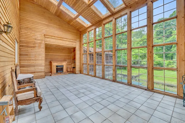 a view of a livingroom with lounge chair