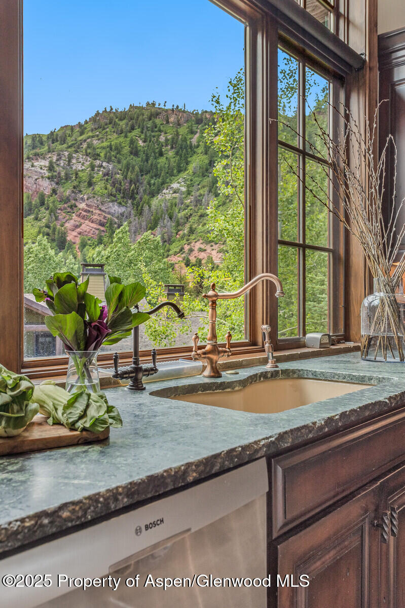 51 Thunderbowl Lane, Unit 12 Aspen, CO 81611 - Photo 11 of 59 21_51_Thunderbowl_Unit_12021_mls