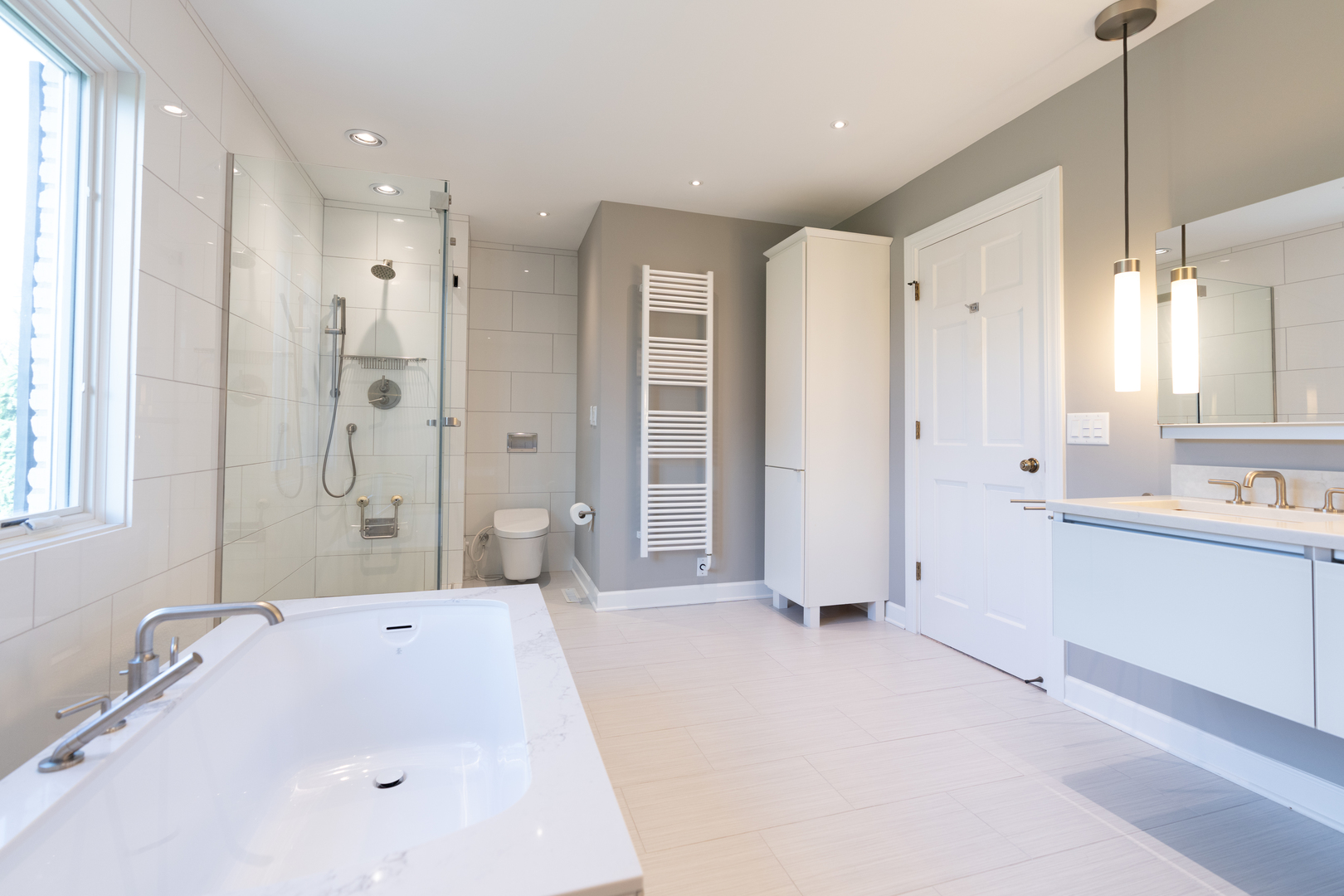 418 West County Line Road Barrington, IL 60010 - Photo 14 of 25 a bathroom with a tub sink and mirror