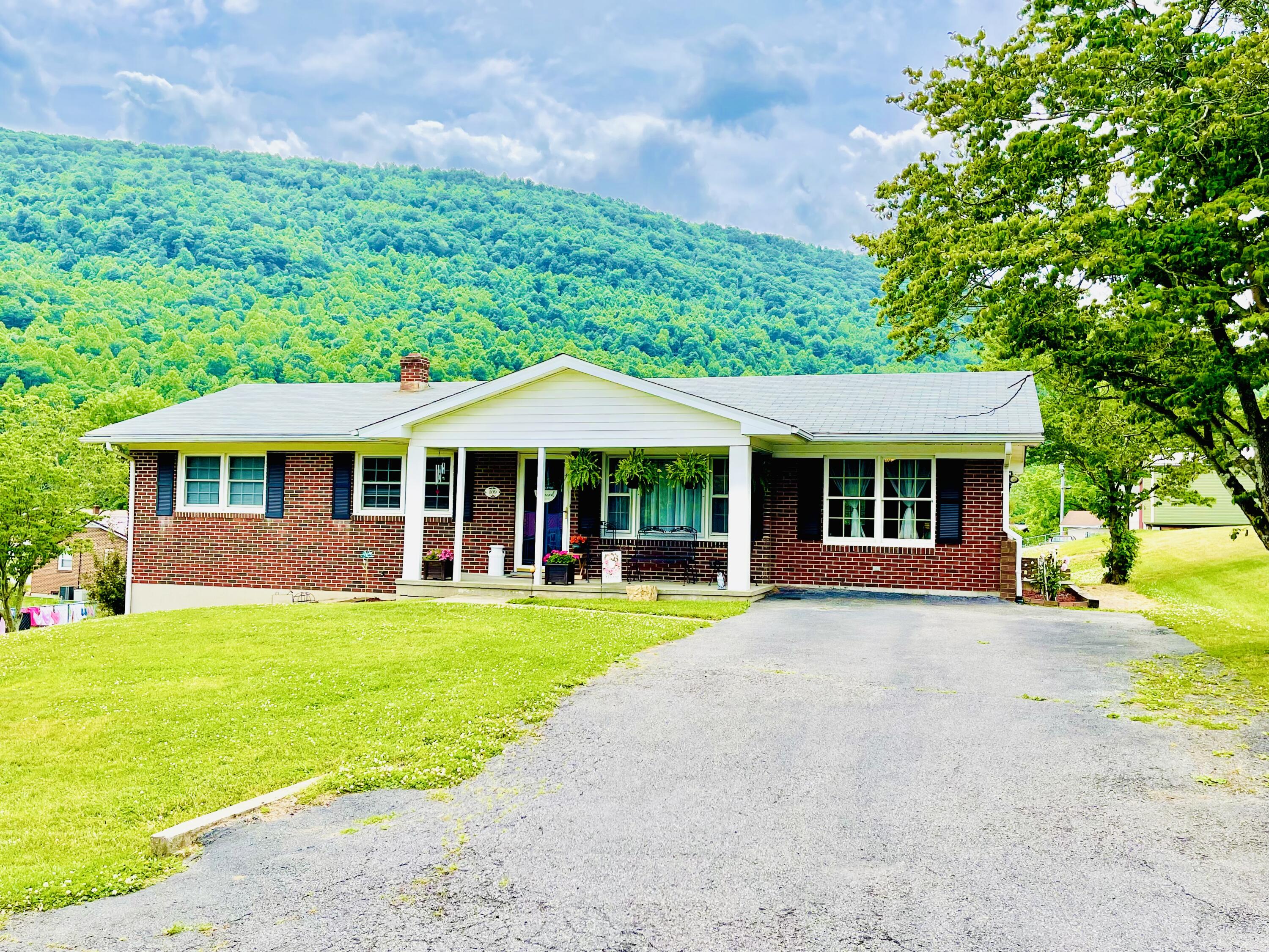 409 Winding Way Covington, VA 24426 - Photo 1 of 40 A91D482E-B0FA-4916-A036-5986A28E775D