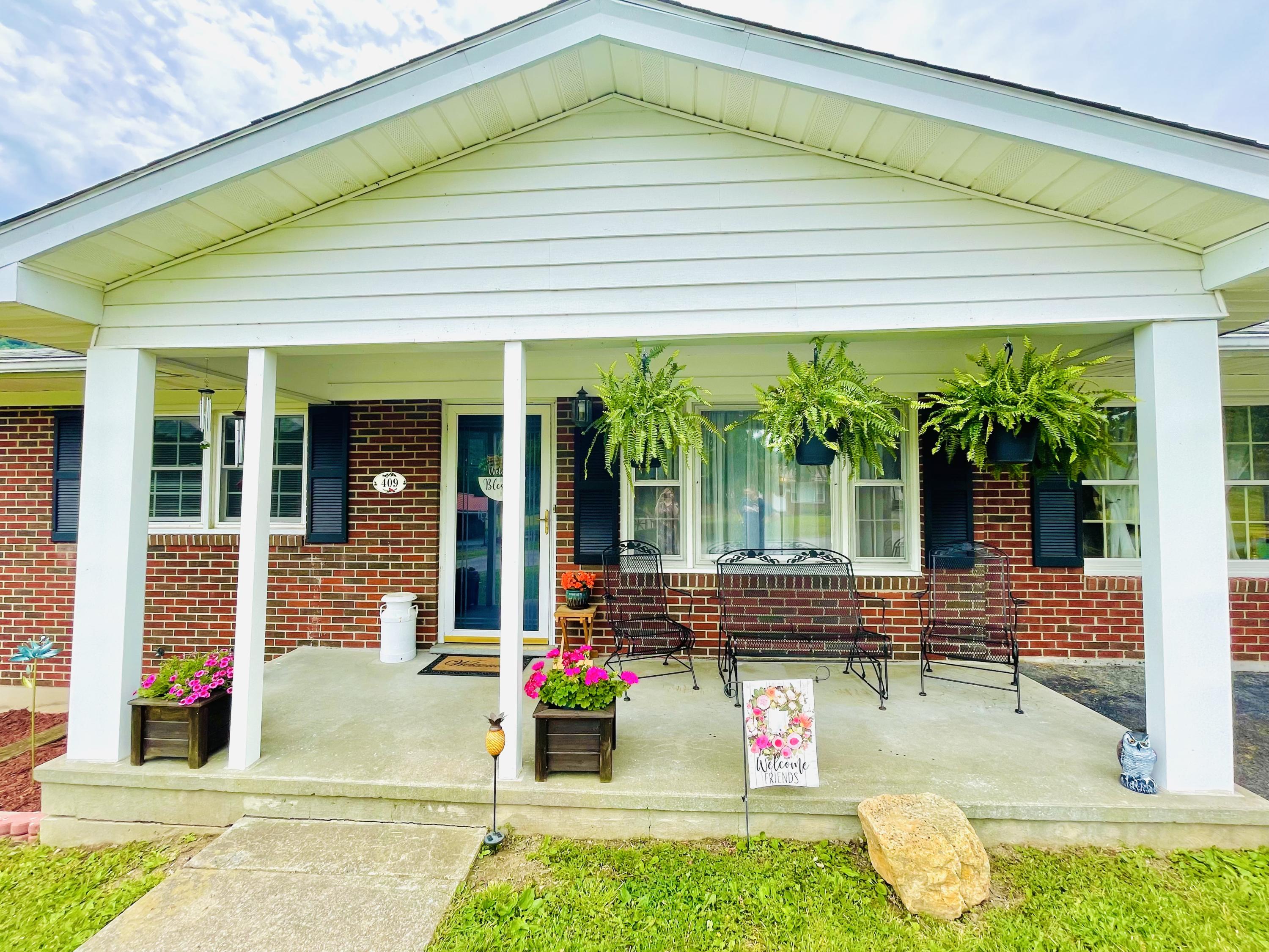 409 Winding Way Covington, VA 24426 - Photo 2 of 40 278ED99B-CFDD-49D3-9944-4A718D4E2E1A