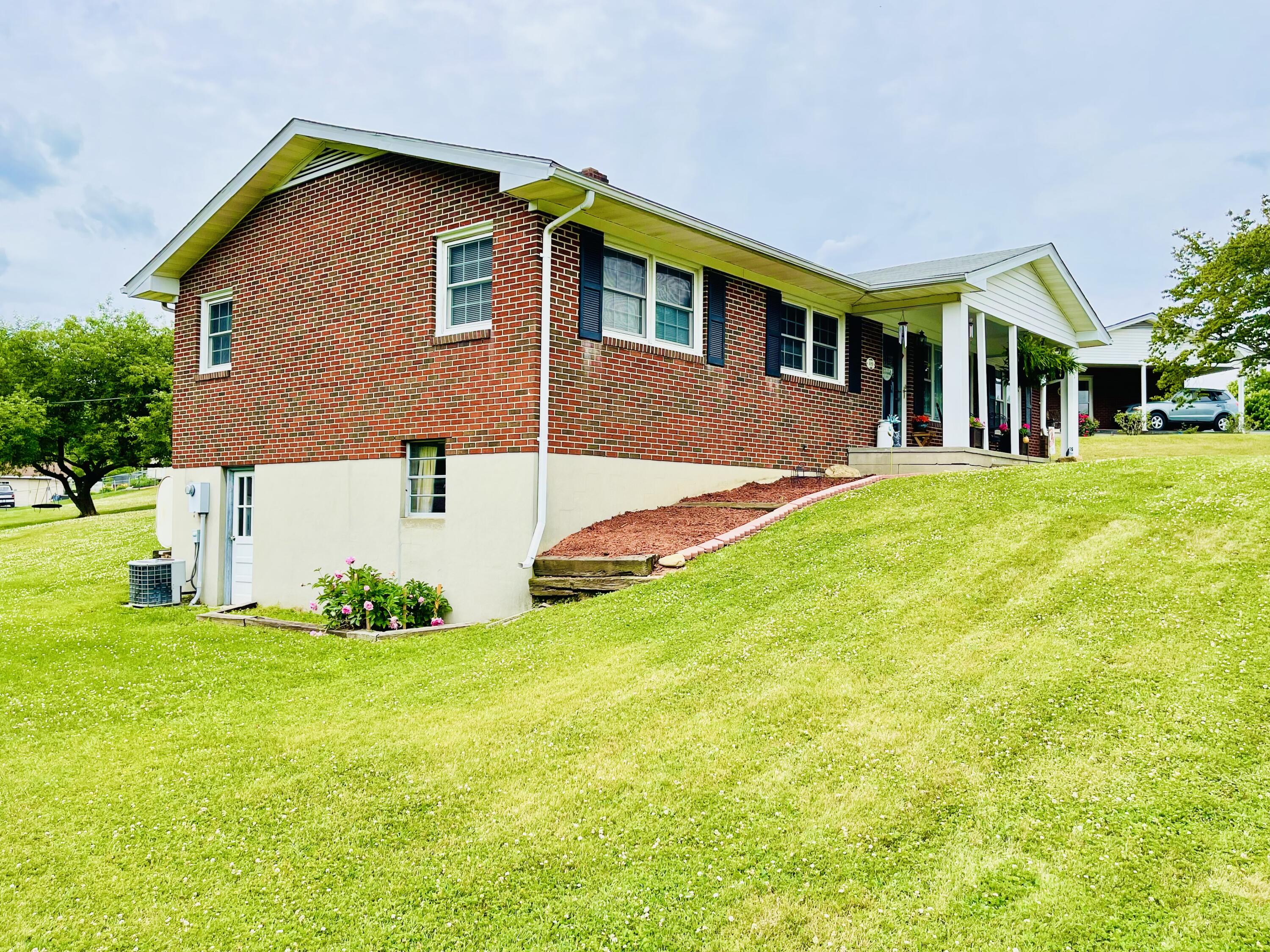 409 Winding Way Covington, VA 24426 - Photo 5 of 40 CCA5ADE4-6587-43A6-81BF-28B0A2BC8DF3