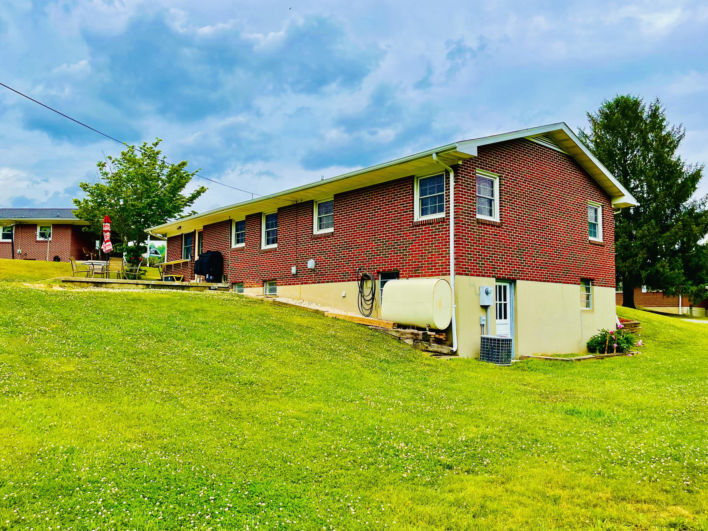 409 Winding Way Covington, VA 24426 - Photo 6 of 40 432947E4-79ED-4E7D-8211-1941A708662F
