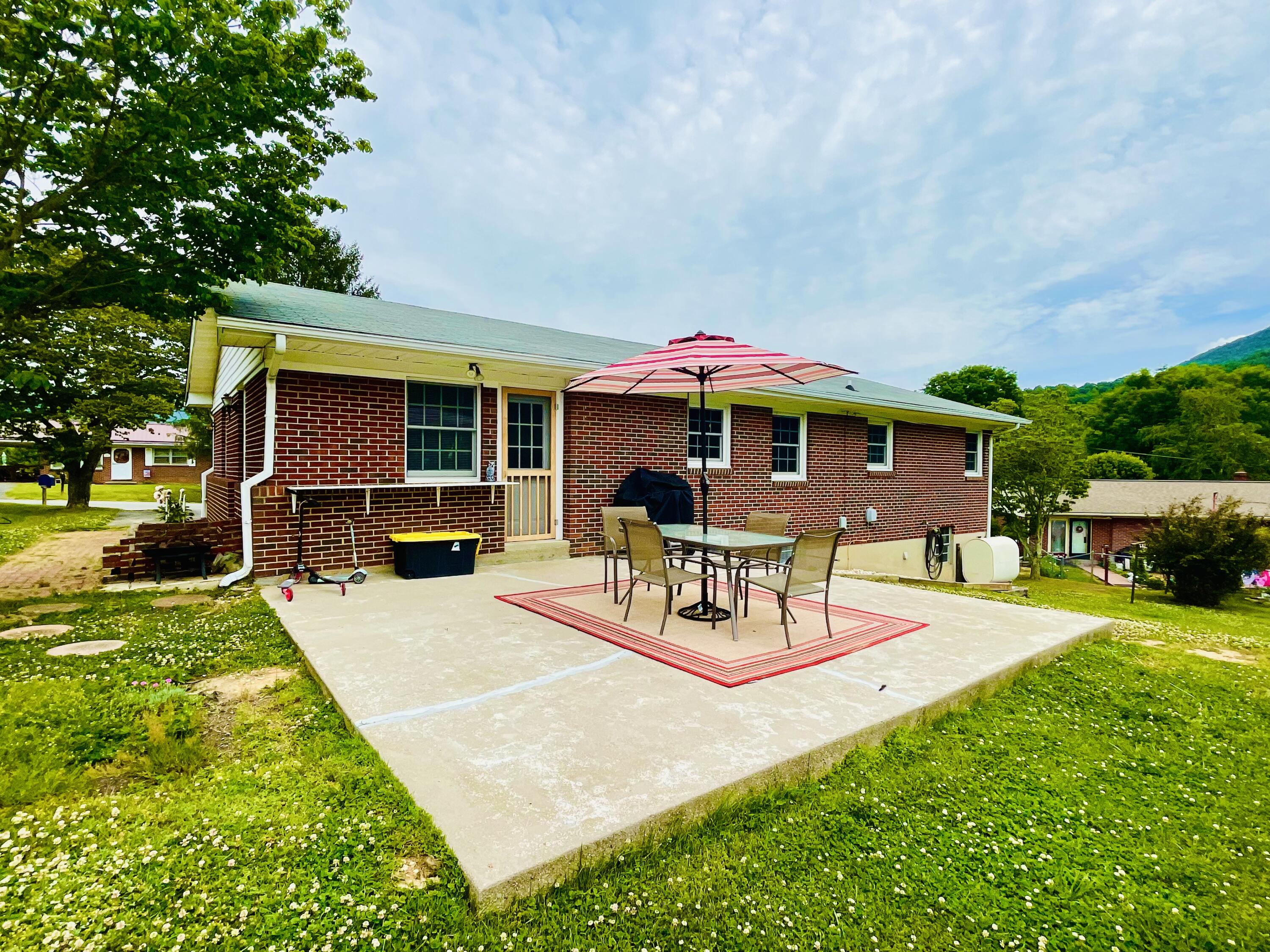 409 Winding Way Covington, VA 24426 - Photo 8 of 40 DC9949BF-5052-4501-9DA7-BA46B89AAE1F