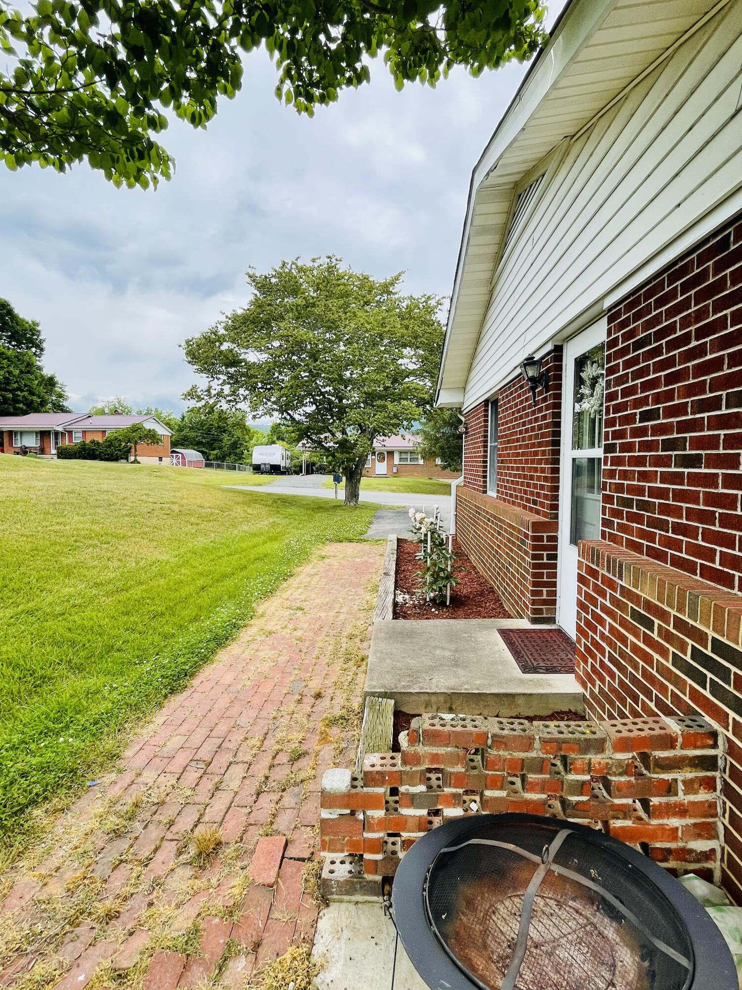 409 Winding Way Covington, VA 24426 - Photo 10 of 40 A735DF70-6FF1-4FDA-B741-430E1408E21C