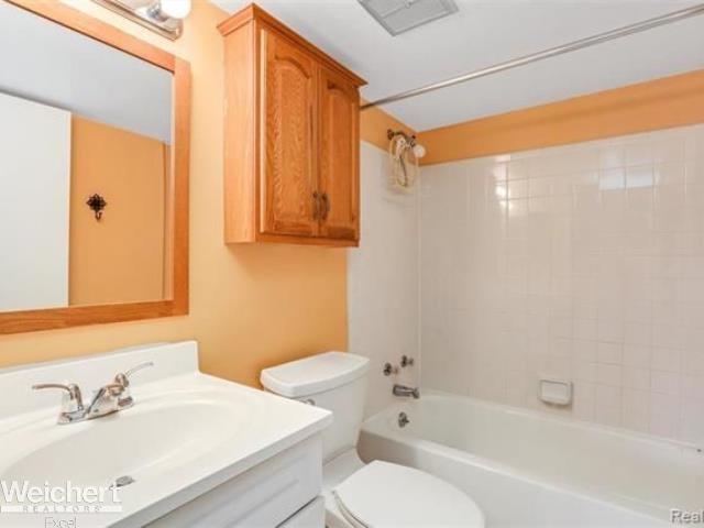 27374 Evergreen Road Lathrup Village, MI 48076 - Photo 11 of 12