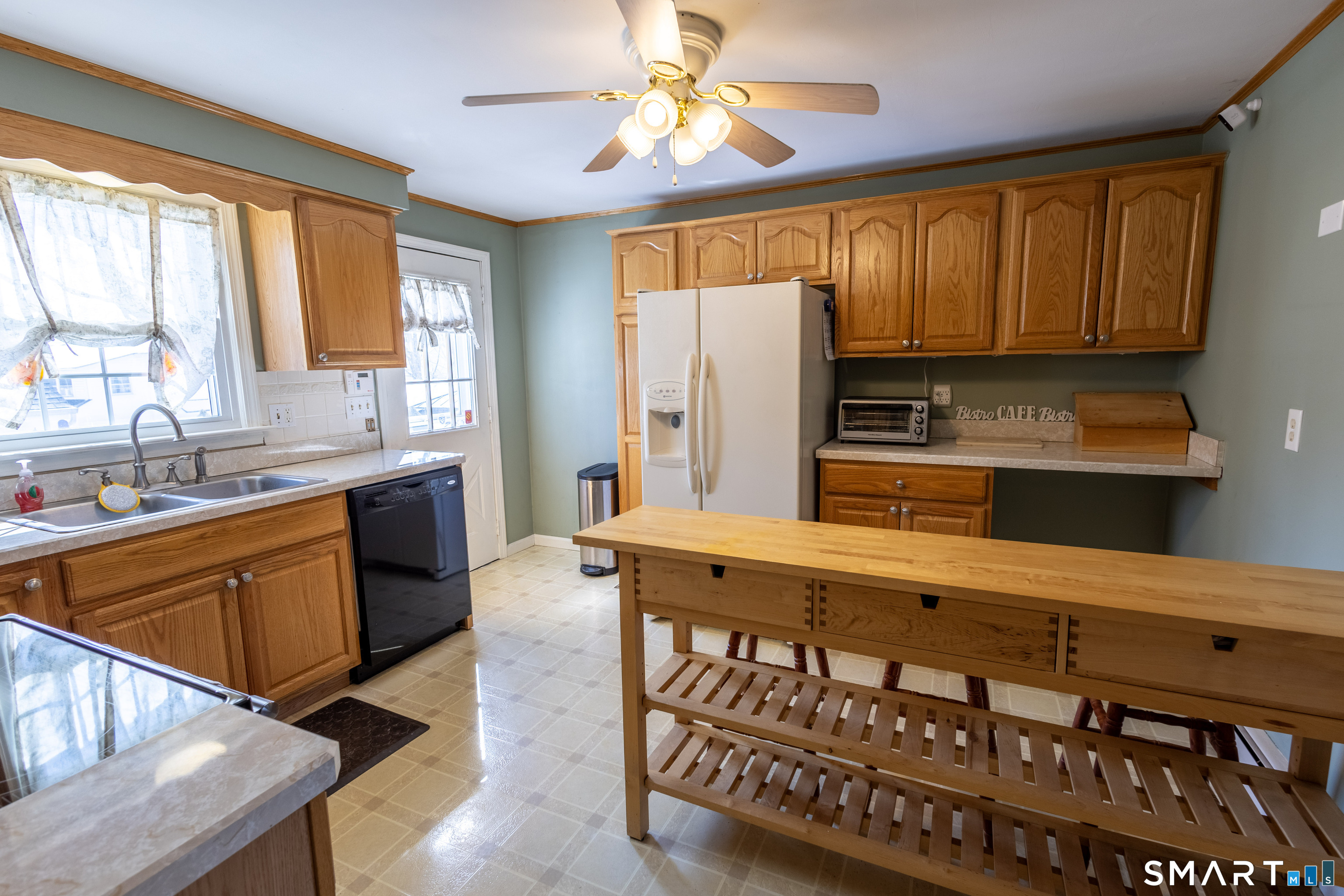 454 South Curtis Street Meriden, CT 06450 - Photo 10 of 36