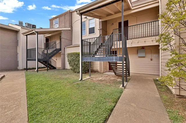 a view of back yard of the house