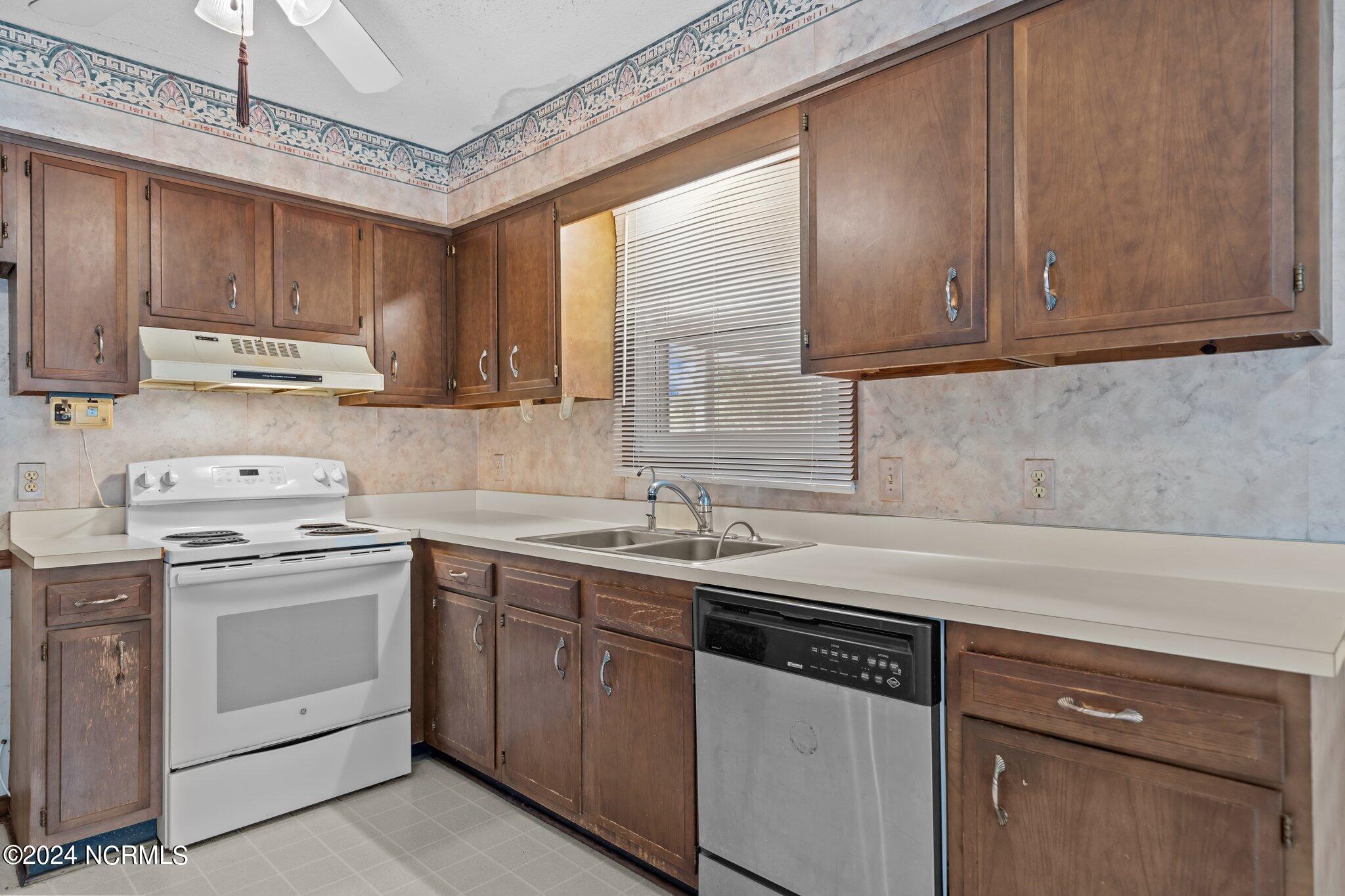 906 Arnold Road Wilmington, NC 28412 - Photo 3 of 32 24-web-or-mls-DSC09237