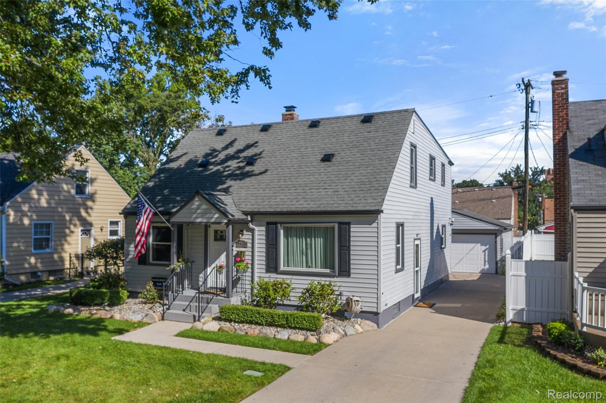 2392 Columbia Road Berkley, MI 48072 - Photo 5 of 55 2392 Columbia Rd-5.jpg