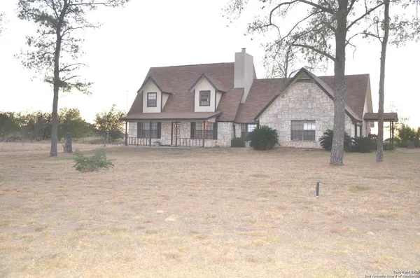 $339,000 | 115 B Littleton Drive, Devine, TX 78016