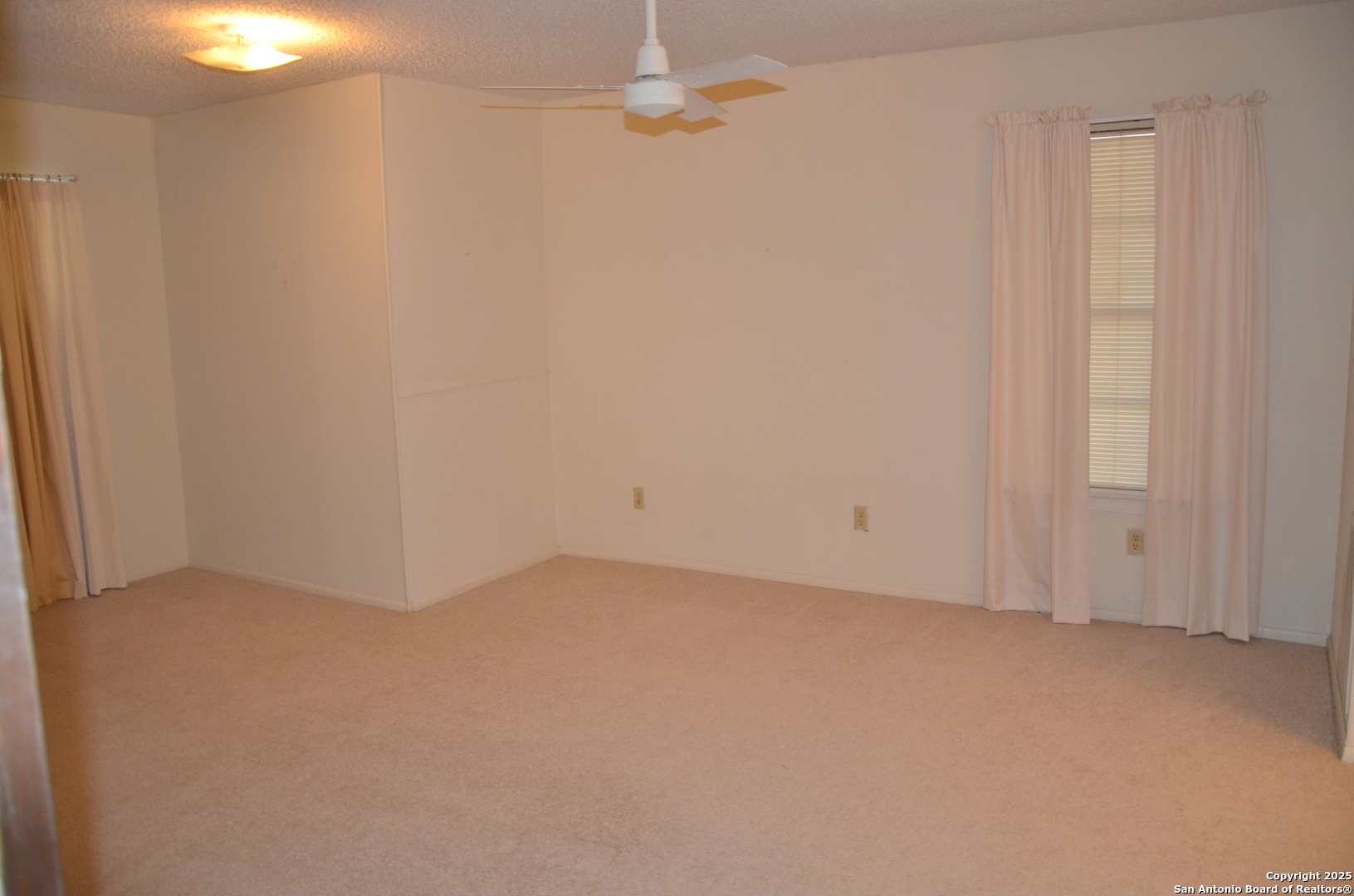 115 B Littleton Drive Devine, TX 78016 - Photo 13 of 27 an empty room with an entryway