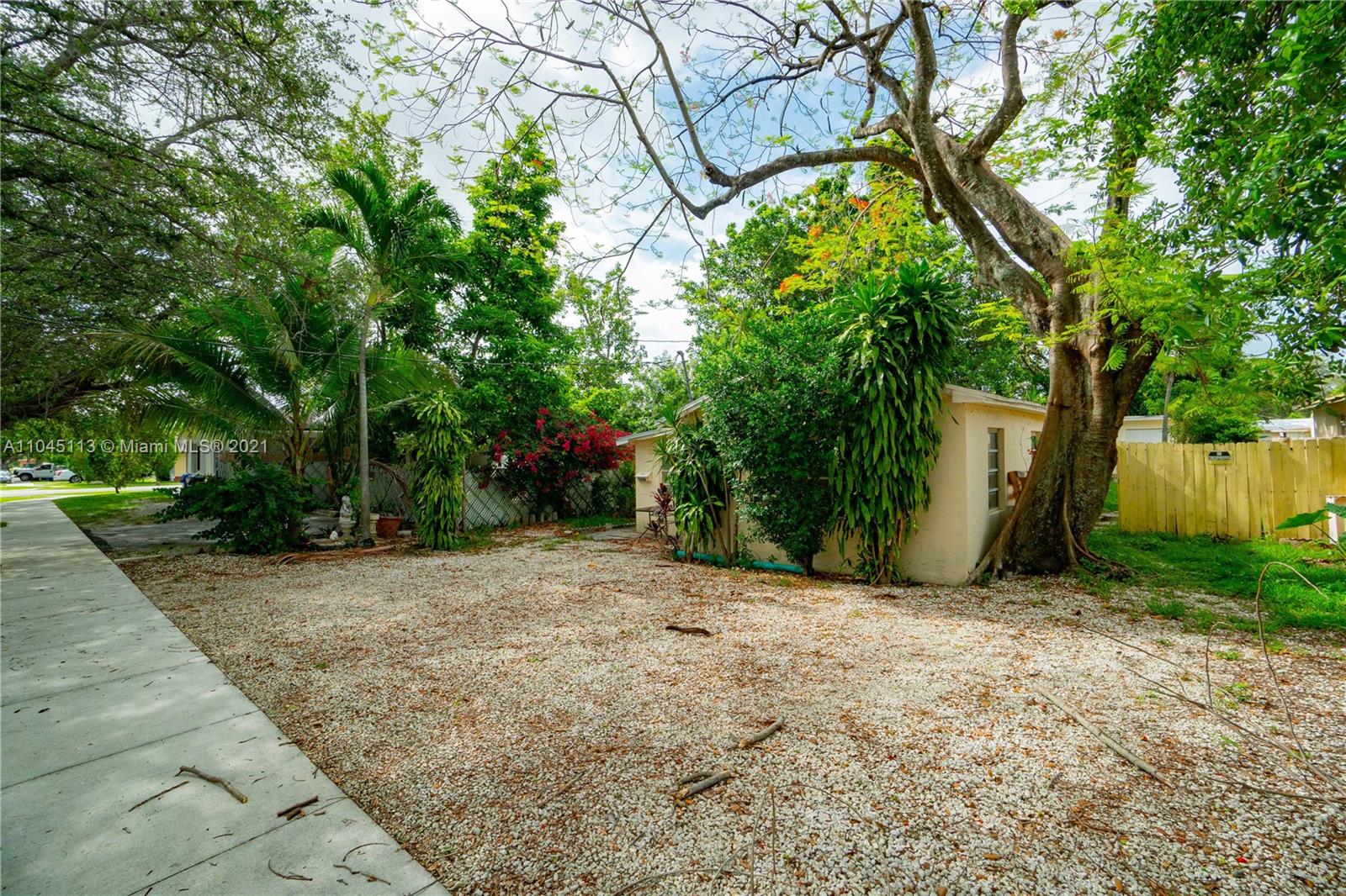 5808 Buchanan Street Hollywood, FL 33021 - Photo 4 of 21