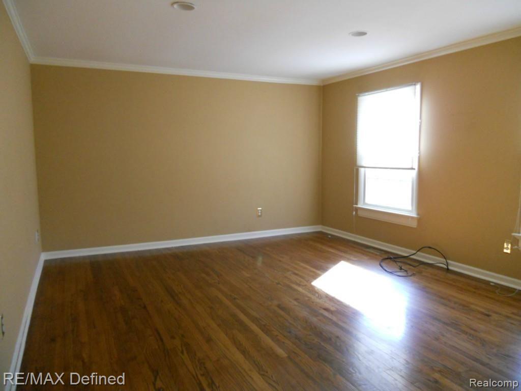 901 Hemlock Drive Rochester, MI 48307 - Photo 17 of 27 Beautiful hardwood floors in Master Bedroom