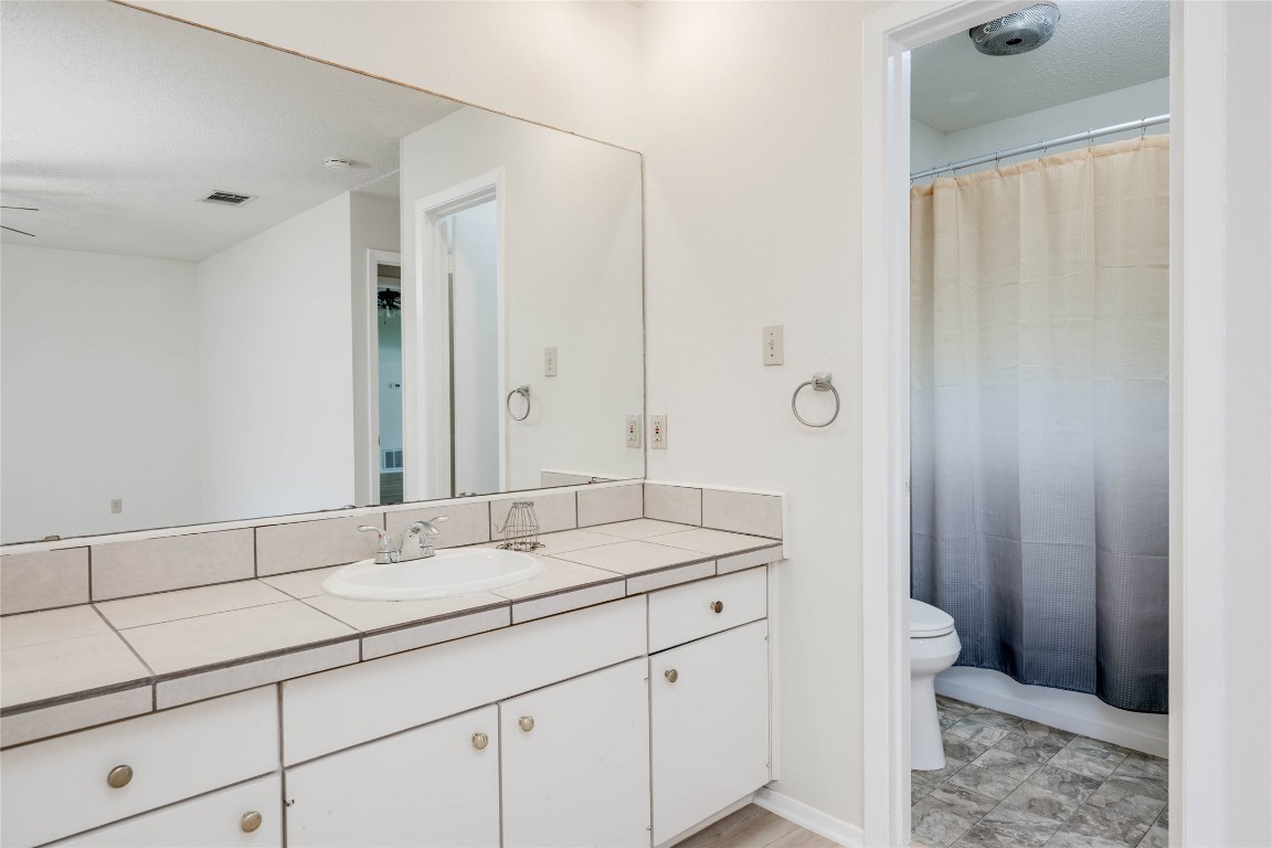 1402 Meadgreen Circle Austin, TX 78758 - Photo 23 of 35 Bathroom with vanity and shower / bath combo