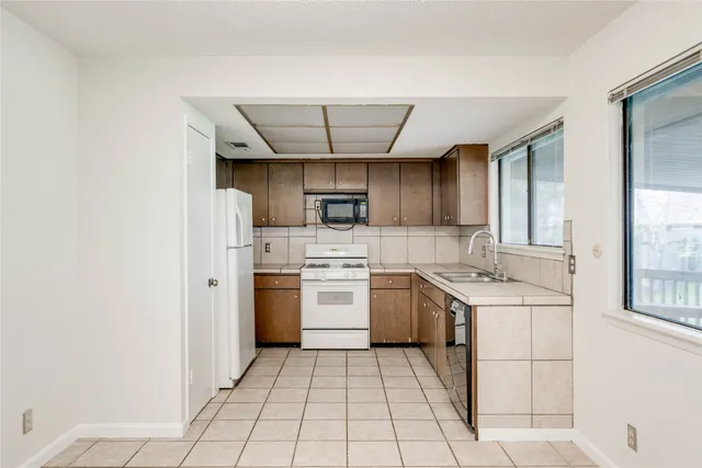 $2,150 | 1402 Meadgreen Circle, Austin, TX 78758