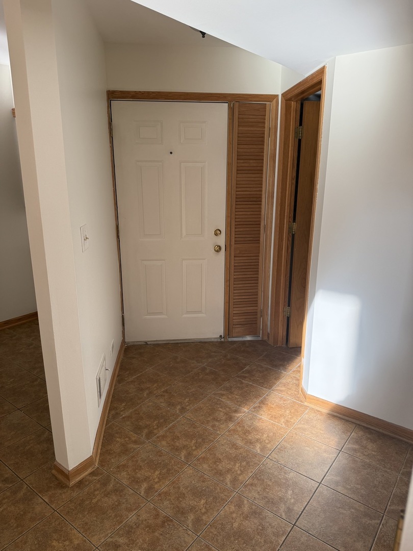 8316 High Point Circle, Unit E Darien, IL 60561 - Photo 4 of 41