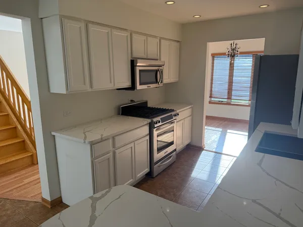 $2,800 | 8316 High Point Circle, Unit E, Darien, IL 60561