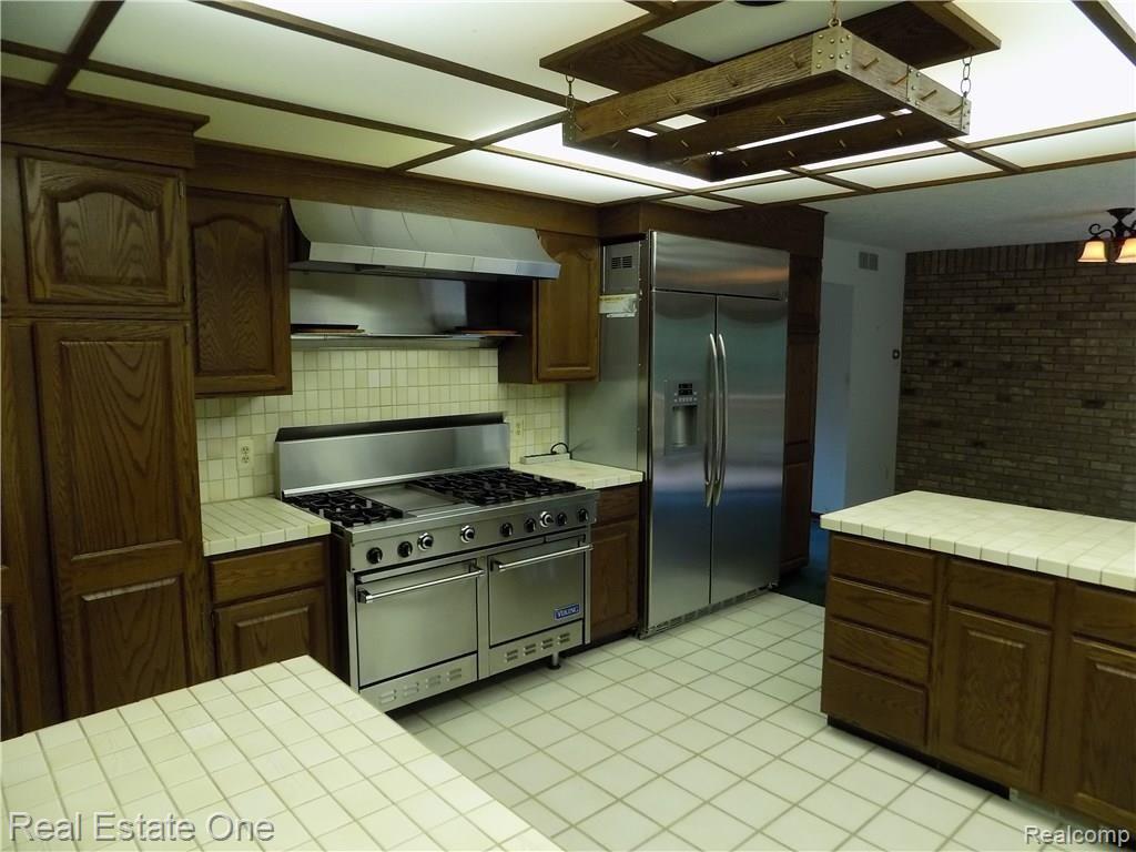 4650 Clyde Road Holly, MI 48442 - Photo 19 of 68 kitchen from the wet bar area