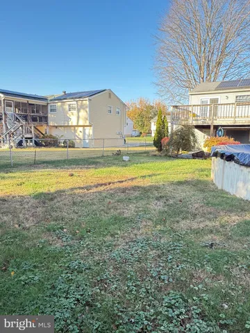 a view of a back yard