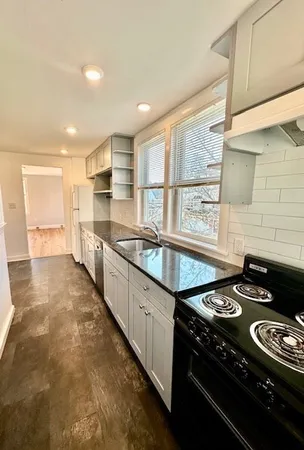 $2,250 | 144 Robbins Street, Unit 4, Waltham, MA 02453