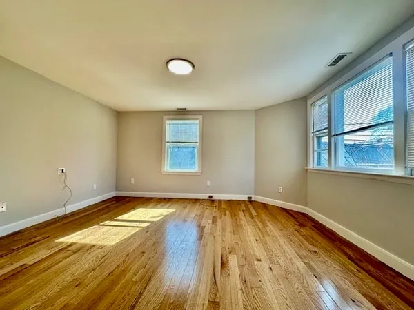 $2,250 | 144 Robbins Street, Unit 4, Waltham, MA 02453