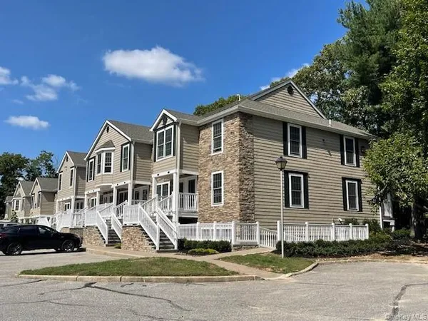 $2,730 | 116 Smithtown Boulevard, Unit 4B, Nesconset, NY 11767