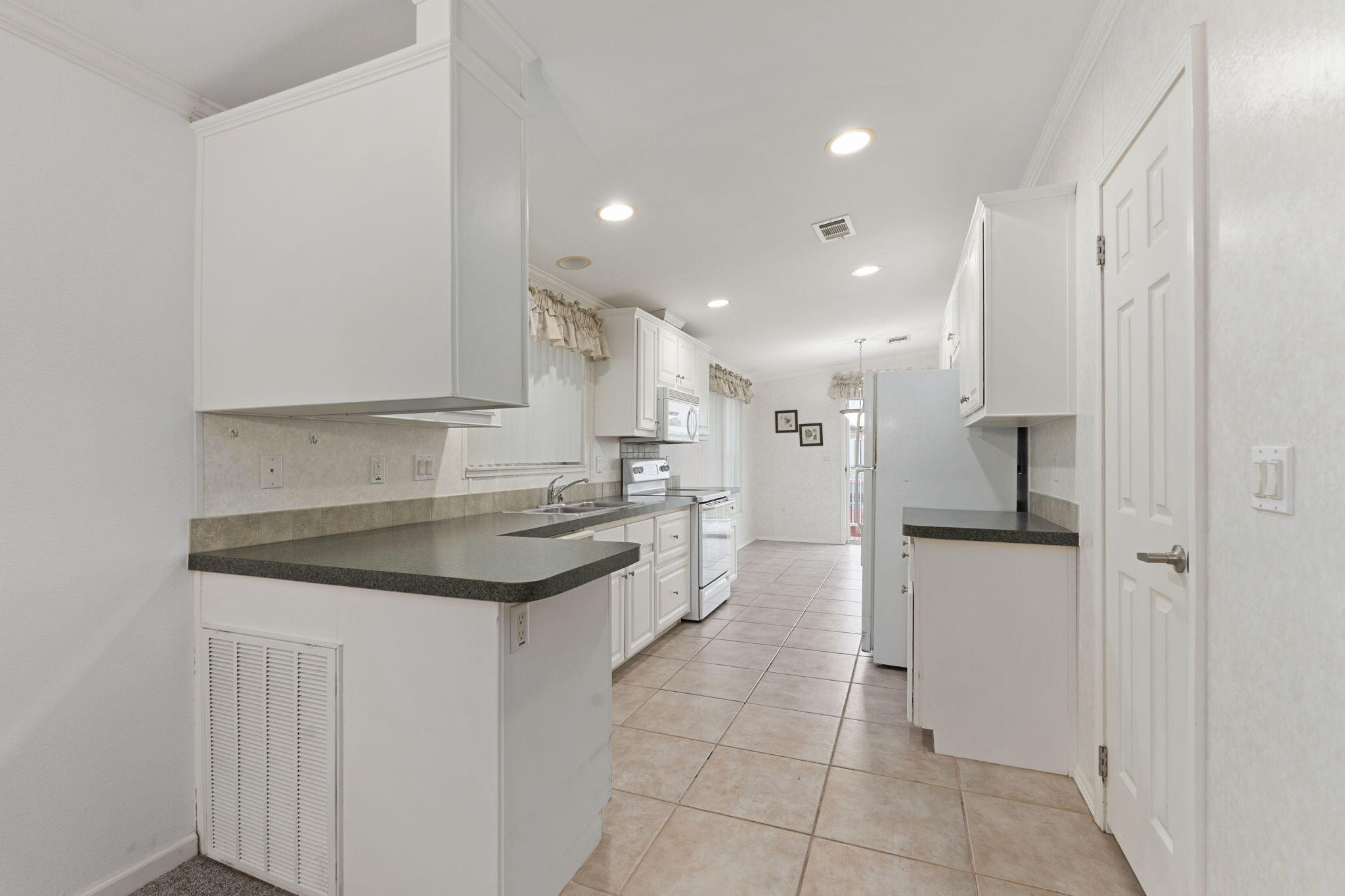 6910 Southeast Congress Street Hobe Sound, FL 33455 - Photo 10 of 38 21-web-or-mls-DSC07921