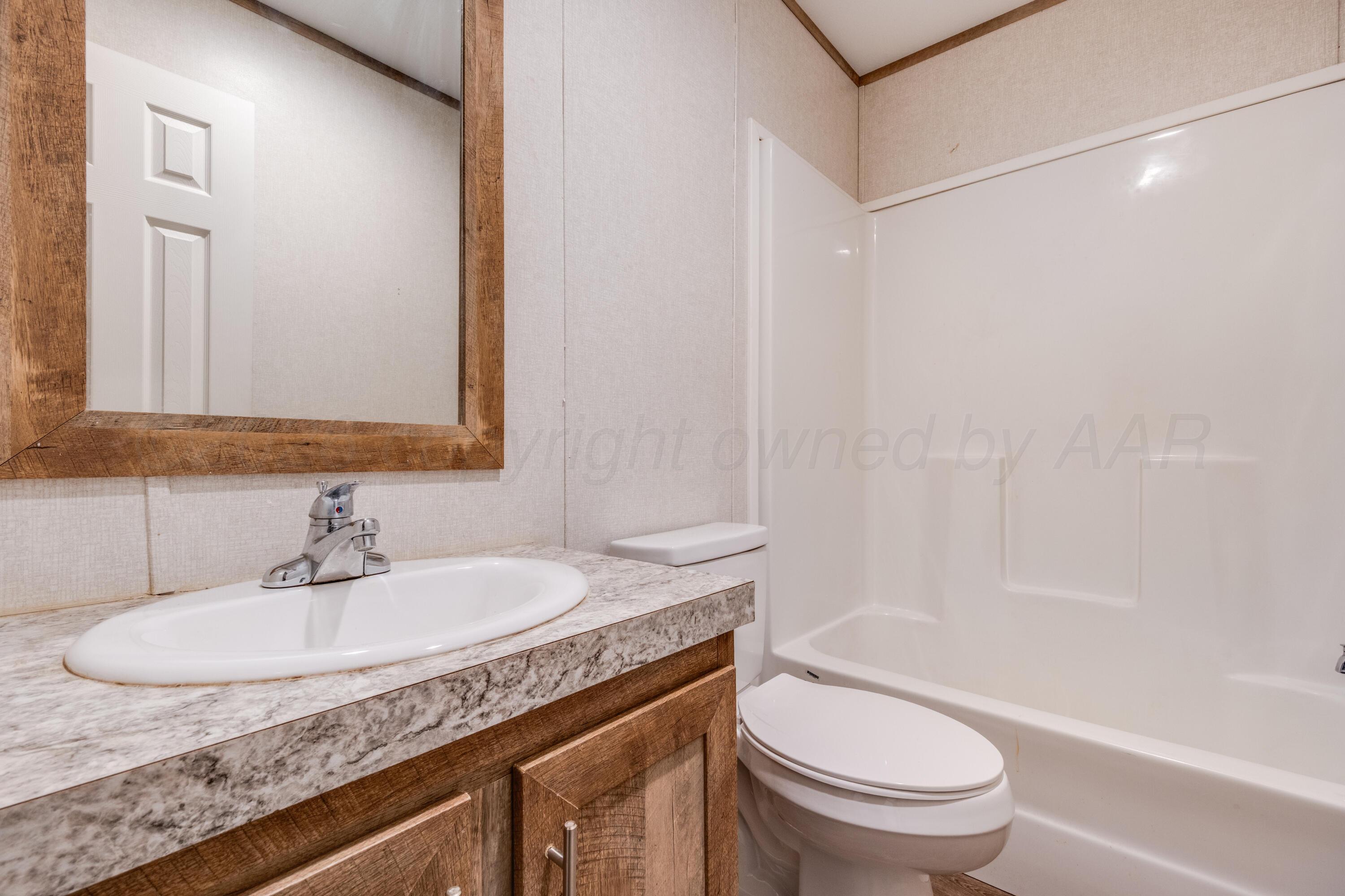 201 Ave R Sunray, TX 79086 - Photo 13 of 24 Bathroom 2