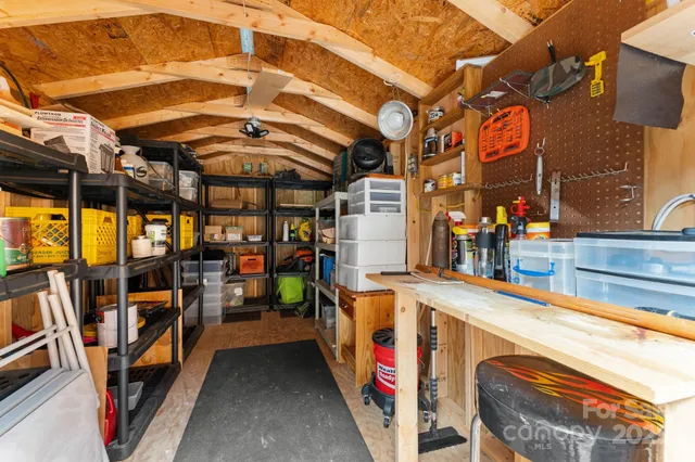 a view of a back yard